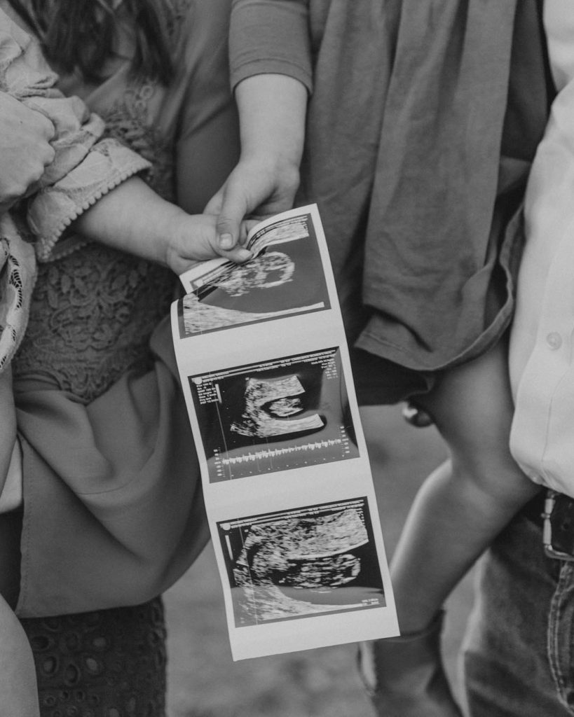 Foto of family holding ultrasound announcement